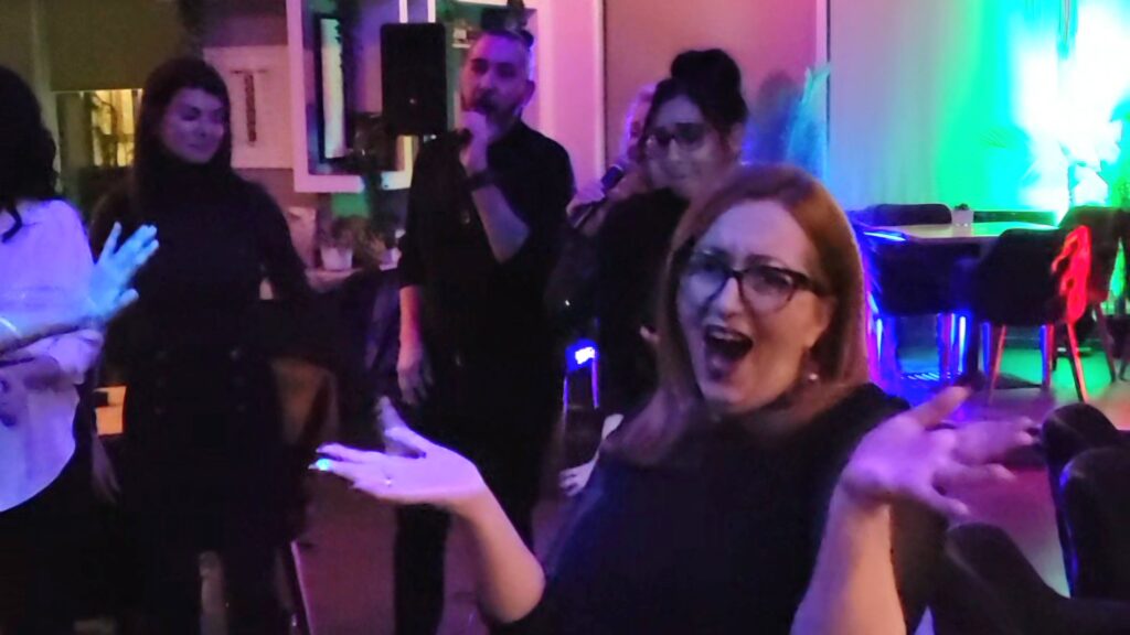 vesela družina peva na karaoke žurci koju organizuje Ivana Branković