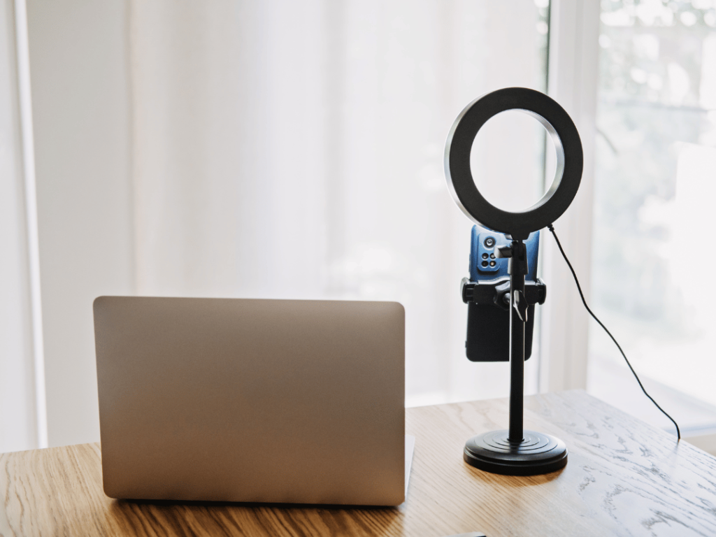 elementi potrebni za trening Snimaj se i kidaj! Laptop i ring light su potrebni da se snimaš za društvene mreže